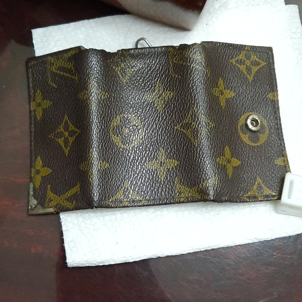 Louie Vuitton Key Holder - Picture 4 of 11